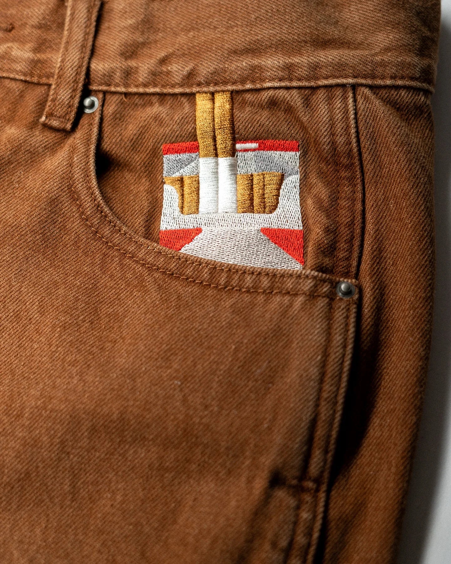 WASHED BROWM JEANS®